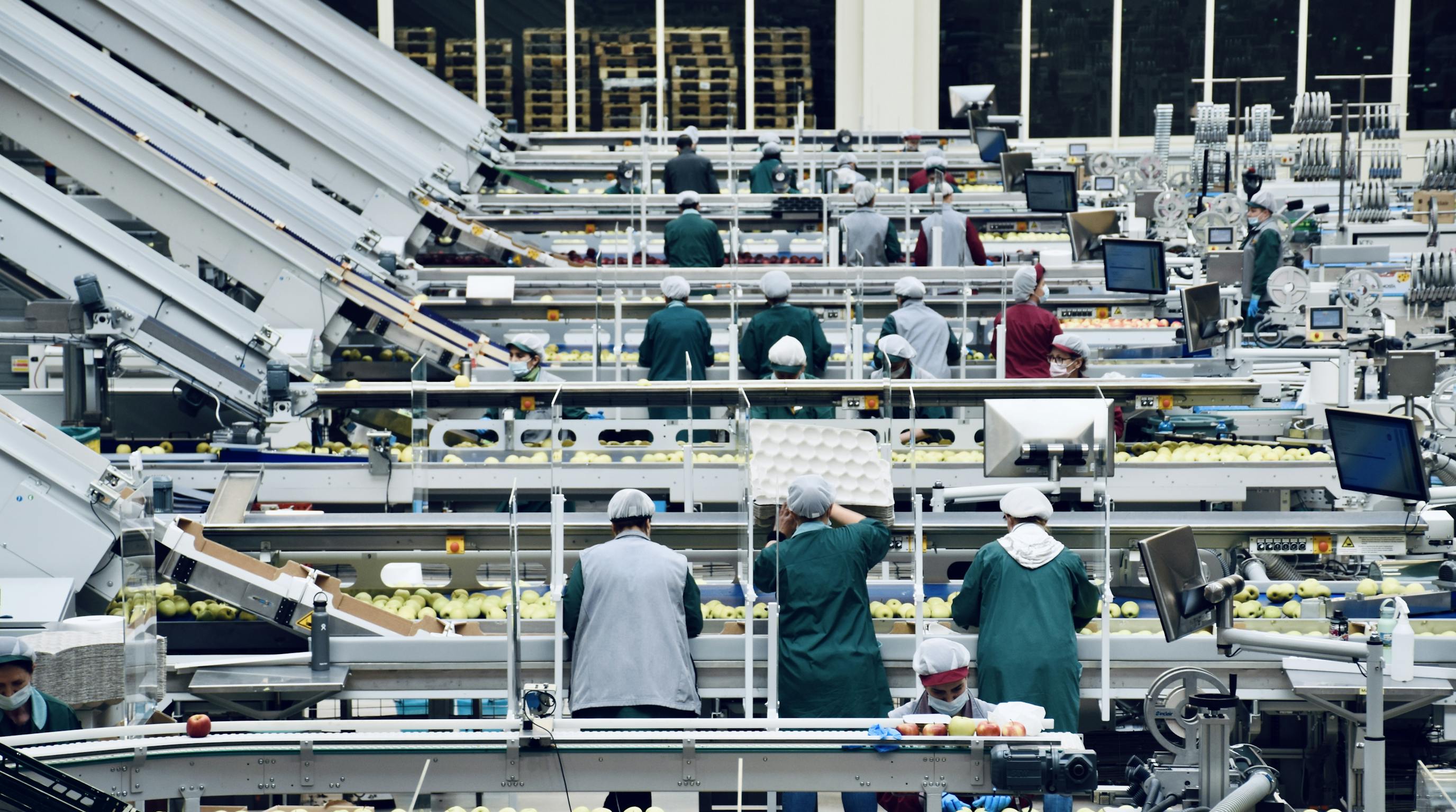 Ambiente industrial de alimentos e candidatos buscando vaga em frigorífico e agroindústria em Chapecó